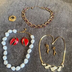 6pcs Vintage Trifari Gold-Tone Mixed
Jewelry Lot